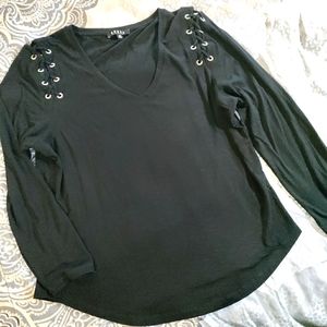 Rebel Wilson Top W Shoulder Accents